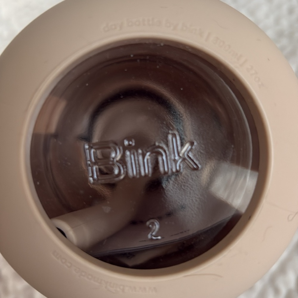 Bink 27 oz / 800 ml Day Bottle with Straw Cap in Latte Hydration Tracking Bottle - Picture 7 of 8